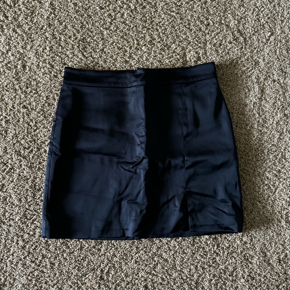 Aritzia Black Silk Patio Mini Skirt !!!